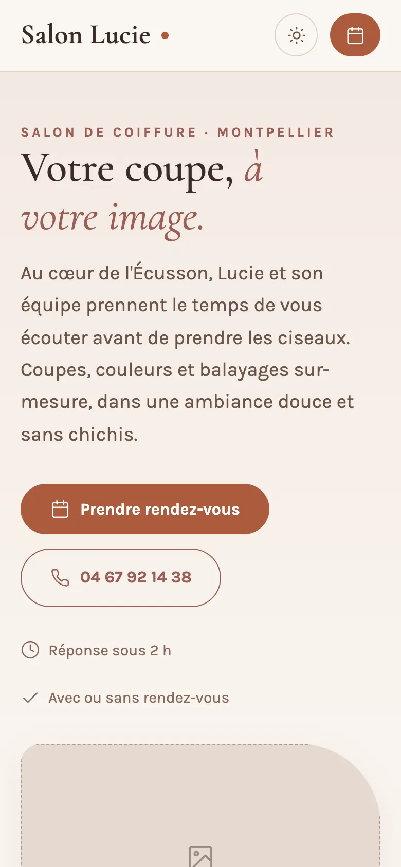 Site de Salon Lucie affiché sur téléphone